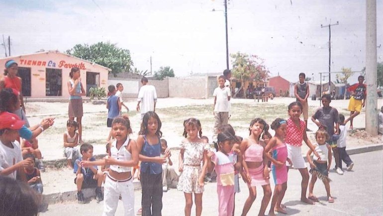 TRABAJO INTERGENERACIONAL ENTRE JOVENES Y NIÑOS